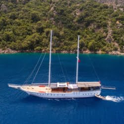 Goleta de lujo de 9 Cbins y 18 personas para alquilar en Fethiye Turquía