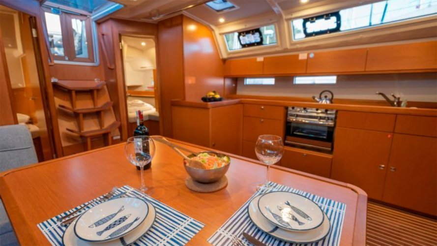 Soggiorno e cucina tipici durante la gita in barca in Turchia