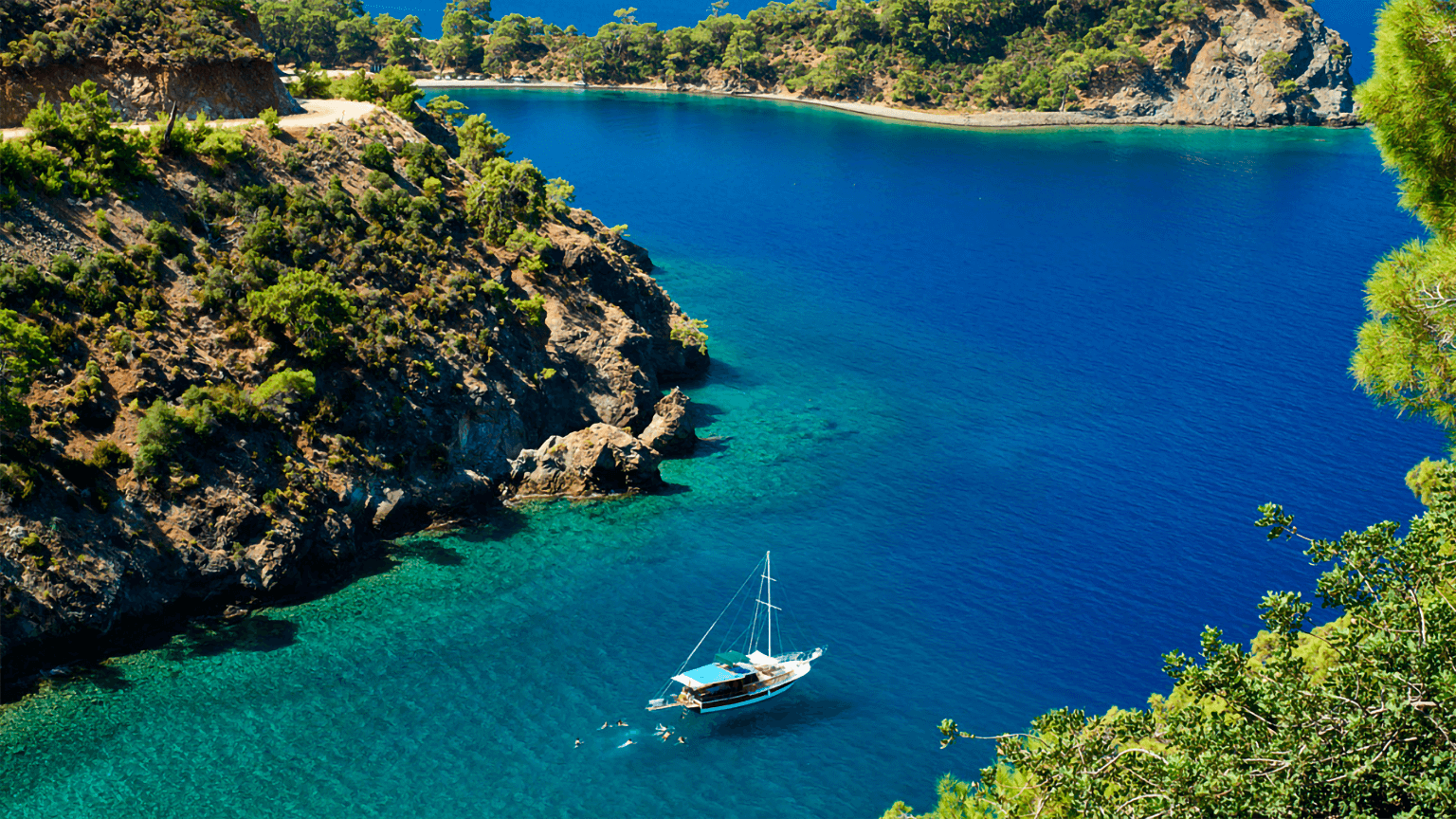 منظر مذهل للبحر من أحد خلجان فتحية