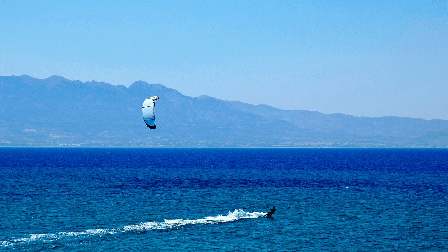 काइटसर्फिंग - बोडरम में उपलब्ध कई जल खेलों में से एक