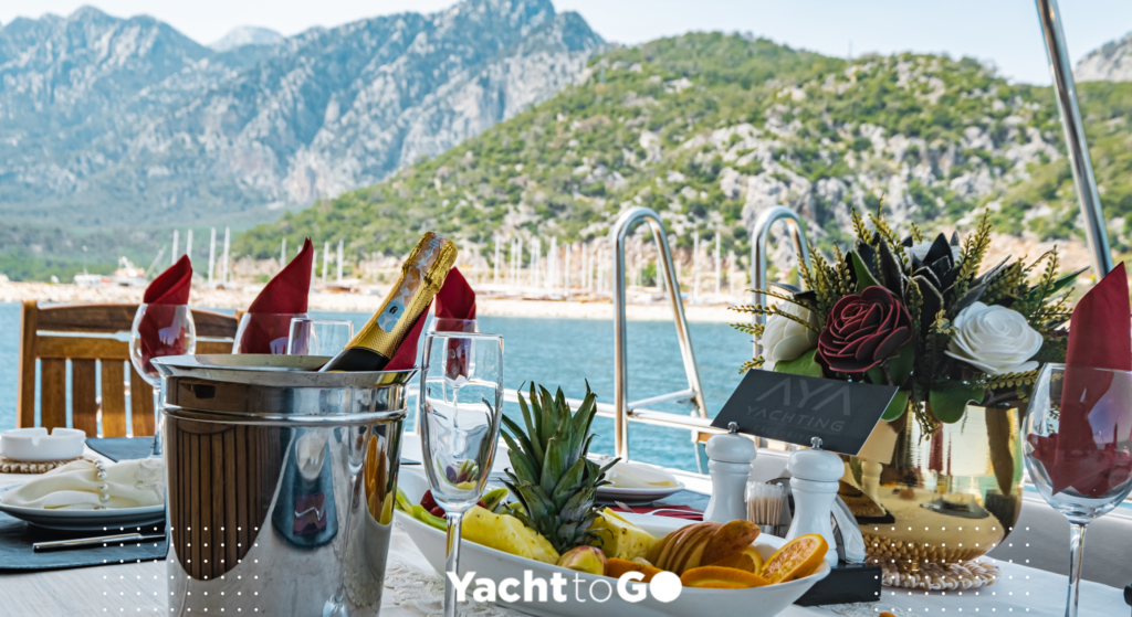 Gün batımında lüks bir motor yatın arka güvertesinde gurme yemek düzeni.