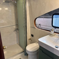 Ayem: Luxuriöse Motoryacht für Privatcharter