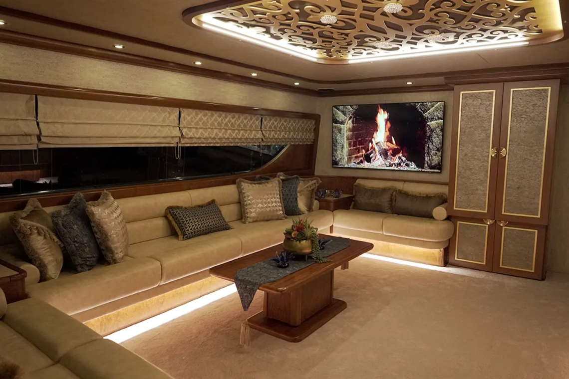 Ayem: Luxuriöse Motoryacht für Privatcharter