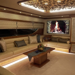 Ayem: Luxuriöse Motoryacht für Privatcharter