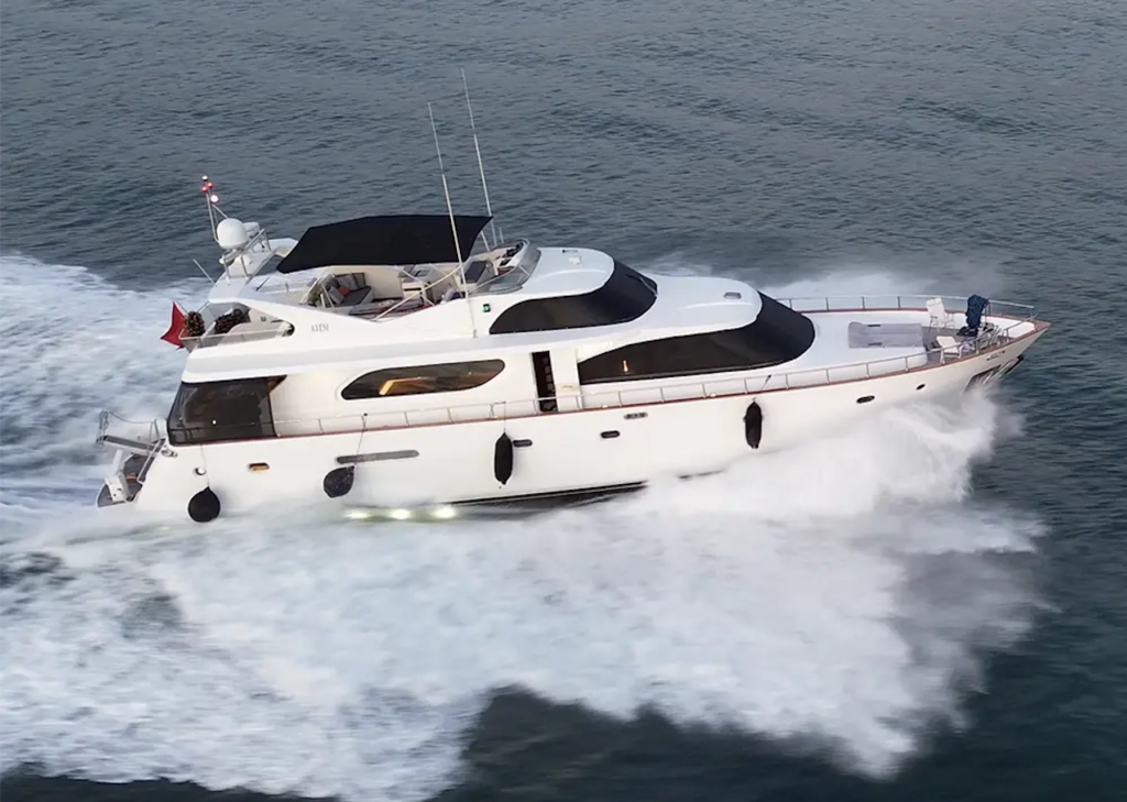 Ayem: Luxus-Motoryacht für privaten Charter. Eine elegante, moderne Luxus-Motoryacht, die durch das türkisfarbene Wasser der türkischen Riviera bei Fethiye gleitet.