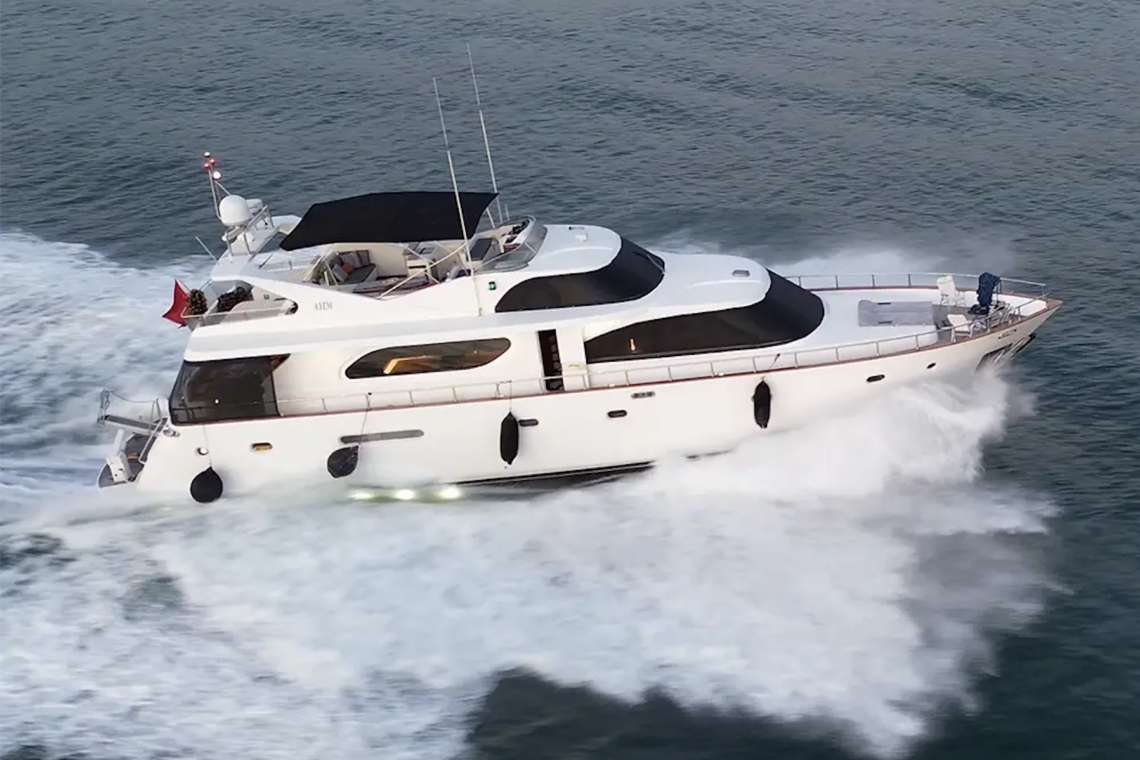 Ayem: Luxus-Motoryacht für Privatcharter. Eine schnittige, moderne Luxus-Motoryacht, die durch die türkisfarbenen Gewässer der türkischen Riviera bei Fethiye gleitet.