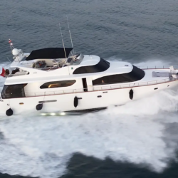 Ayem: Luxus-Motoryacht für Privatcharter. Eine schnittige, moderne Luxus-Motoryacht, die durch die türkisfarbenen Gewässer der türkischen Riviera bei Fethiye gleitet.