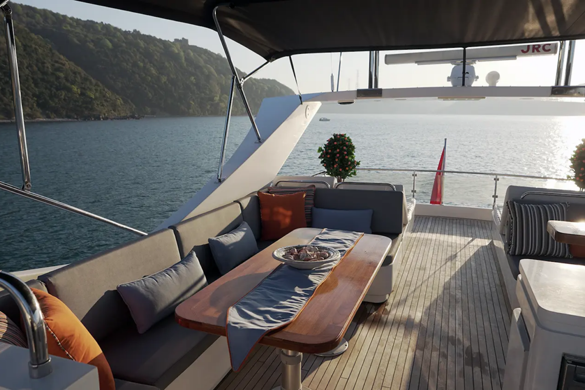 Ayem: Luxuriöse Motoryacht für Privatcharter