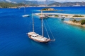 Neslişah Gulet 17,6m voor anker in Gocek; Luxe 3-cabin gulet interieur; Zonnedek van Neslişah jacht met ligbedden.
