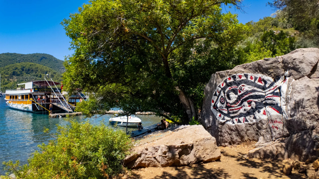 Handgemaakte houten guletjacht aangemeerd in de buurt van de oude lycische rotsgraven in de baai van Bedri Rahmi.
