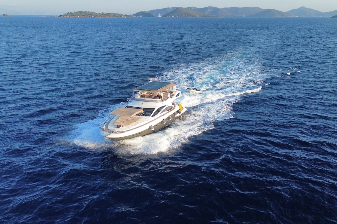 Motorna jahta Luna 34 Azimut 47 na krstarenju u Gocek; luksuzni flybridge i unutrašnjost jahte Luna 34; privatni najam jahte u Gocek-Marmarisu za zalazak sunca.