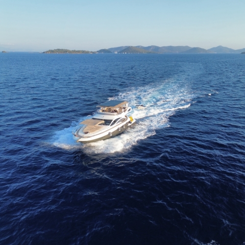 Motorna jahta Luna 34 Azimut 47 na krstarenju u Gocek; luksuzni flybridge i unutrašnjost jahte Luna 34; privatni najam jahte u Gocek-Marmarisu za zalazak sunca.