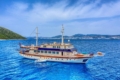 Zračni pogled na guleta Love Boat s 36 gostiju koji večeraju na stražnjoj palubi u Bodrumu.