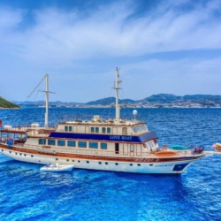 Zračni pogled na guleta Love Boat s 36 gostiju koji večeraju na stražnjoj palubi u Bodrumu.