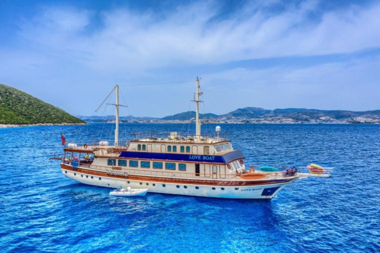 Zračni pogled na guleta Love Boat s 36 gostiju koji večeraju na stražnjoj palubi u Bodrumu.