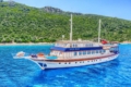 Pogled iz zraka na guleta Love Boat s 36 gostiju koji večeraju na stražnjoj palubi u Bodrumu, Turska.