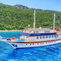 Pogled iz zraka na guleta Love Boat s 36 gostiju koji večeraju na stražnjoj palubi u Bodrumu, Turska.