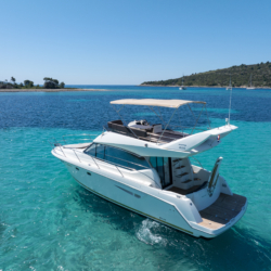 Adriyatik'i şık bir şekilde deneyimleyin. Split'te lüks bir Flybridge Motor Yat kiralama için Prestige 400'ü ayırtın. 2 kabin, tik güverteler ve güneş alan flybridge