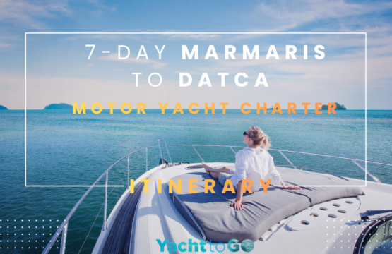 Türkiye'nin Datça kenti yakınlarında, çam ağaçlarıyla kaplı tepelerle çevrili turkuaz renkli bir Ege koyuna demirlemiş şık ve lüks bir motor yat.