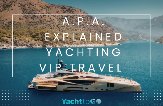 Güvertede hazırlanmış bir yemek masası ile turkuaz bir koyda demirlemiş üst düzey bir motor yat.