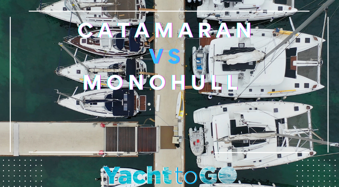 Un catamaran à voile et un monocoque naviguant côte à côte, montrant les différences de stabilité de la coque.