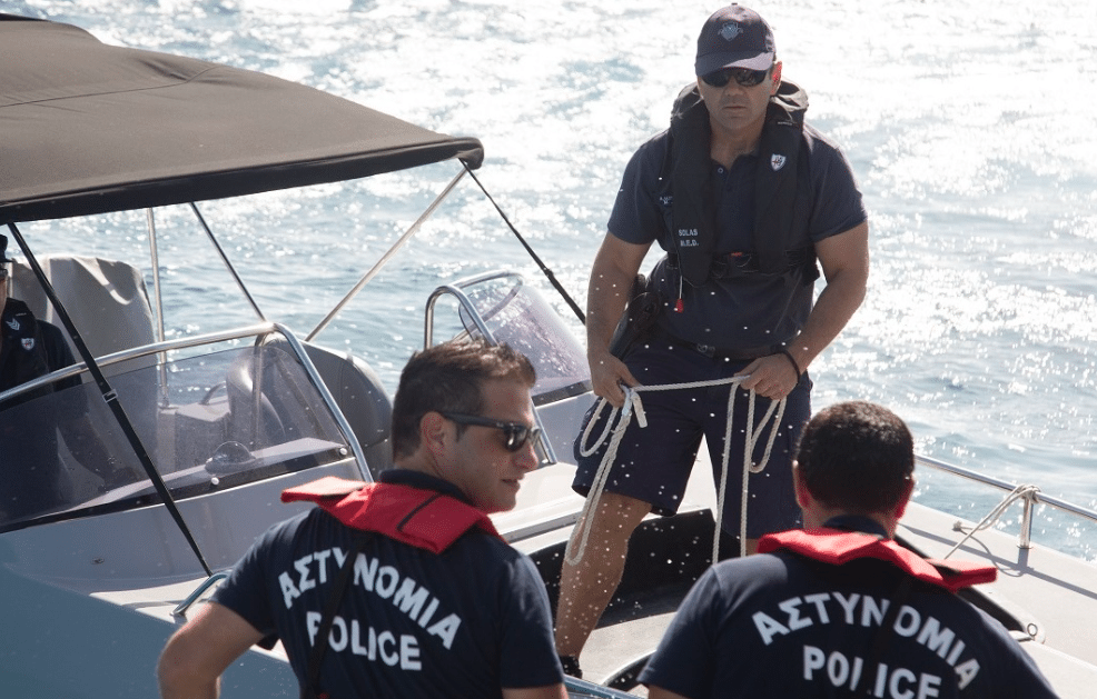 Yunan liman polisi bir yat kiralamasında schengen vizelerini ve transit geçiş kayıtlarını kontrol ediyor.