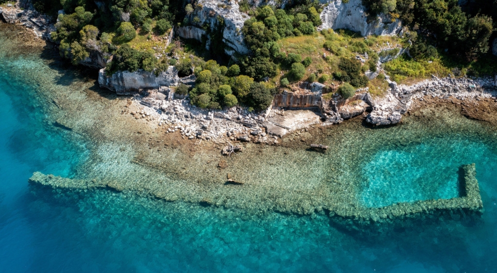 Kristallklares Wasser gibt den Blick frei auf die antiken Unterwasserruinen der versunkenen lykischen Stadt in Kekova, Türkei.