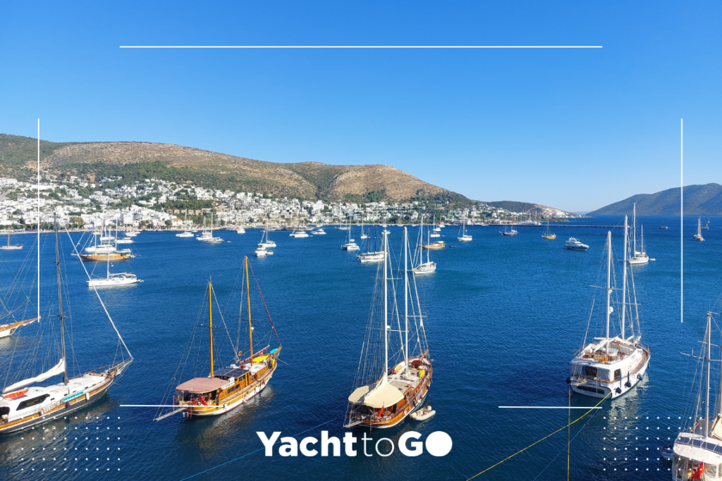 Una goleta surca el mar Egeo en aguas tranquilas durante las primeras horas de la mañana.