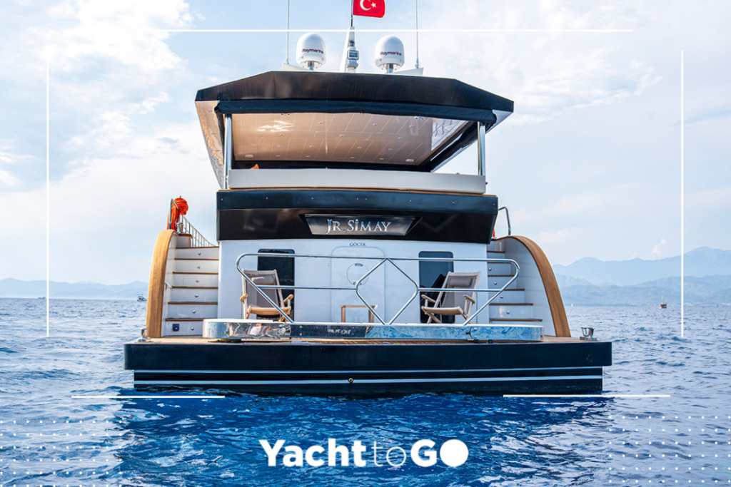 Türkiye'den Yunanistan'a yat kiralamadan önce bir Türk limanında lüks bir motor yat.