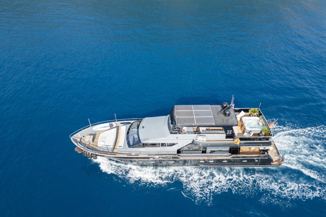 Motorna jahta Beyfendi H usidrena u tirkiznim vodama Göceka u Turskoj