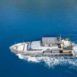 Motorna jahta Beyfendi H usidrena u tirkiznim vodama Göceka u Turskoj