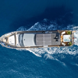 Motorna jahta Beyfendi H usidrena u tirkiznim vodama Göceka u Turskoj