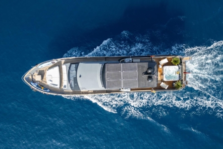 Yacht a motore Beyfendi h ancorato nelle acque turchesi di göcek, Turchia