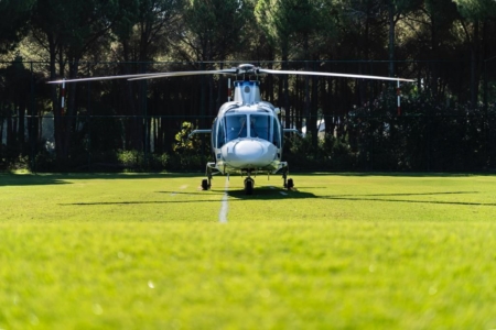 طائرة هليكوبتر أنيقة ذات محركين من طراز Agusta aw109 تحلق فوق ساحل البحر الأبيض المتوسط.