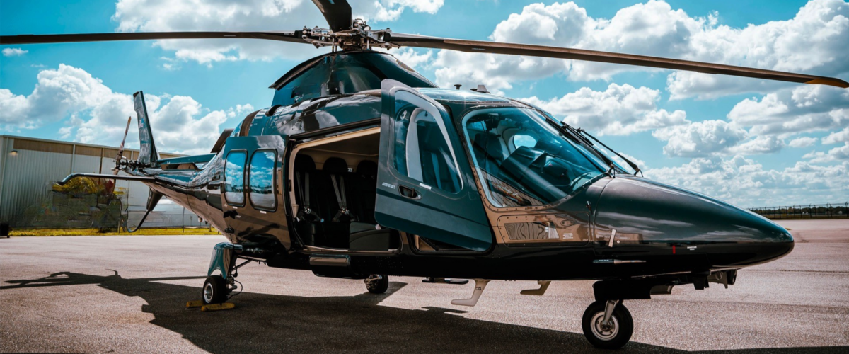 Bir Agusta AW109 hafif ikiz VIP helikopteri kıyı manzarası üzerinde uçuş halinde.