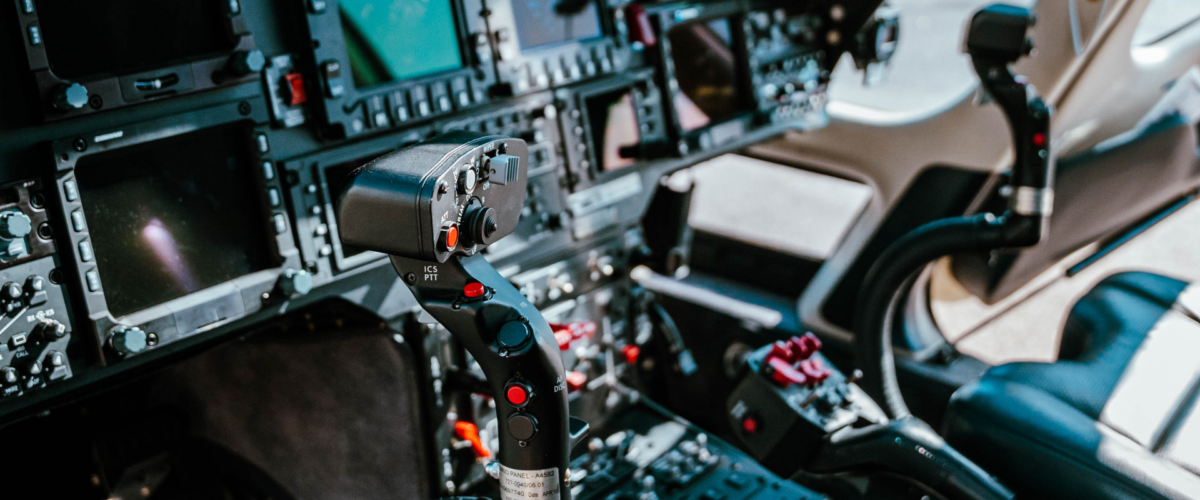 Türk Rivierası'na yaklaşan bir VIP helikopter, Antalya'dan Belek'teki lüks bir tatil köyüne havaalanı transferi gerçekleştiriyor.