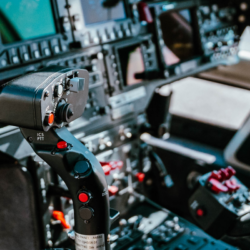 Türk Rivierası'na yaklaşan bir VIP helikopter, Antalya'dan Belek'teki lüks bir tatil köyüne havaalanı transferi gerçekleştiriyor.