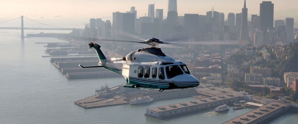 Εξωτερική άποψη του μεσαίου δικινητήριου ελικοπτέρου VIP Agusta AW139 που προετοιμάζεται για μια πολυτελή πτήση τσάρτερ.