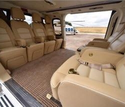 Tweemotorige AgustaWestland AW139 VIP-helikopter vliegt over de Turkse Rivièra voor een transfer van een superjacht.