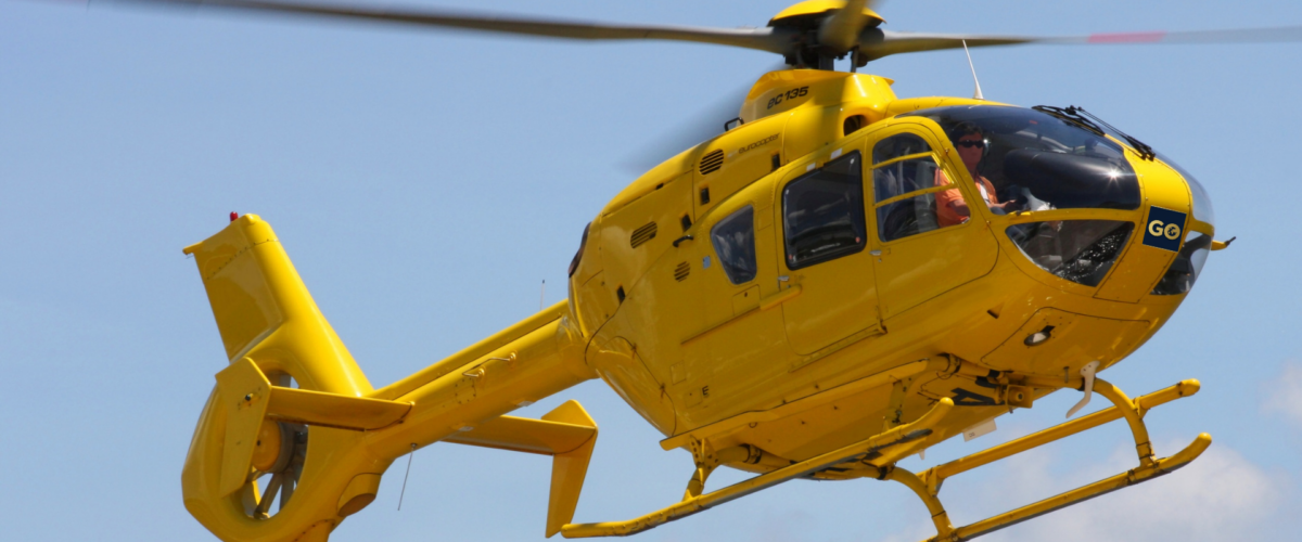 Двухдвигательный VIP-вертолет Airbus H145 готовится к морской чартерной операции на асфальте.