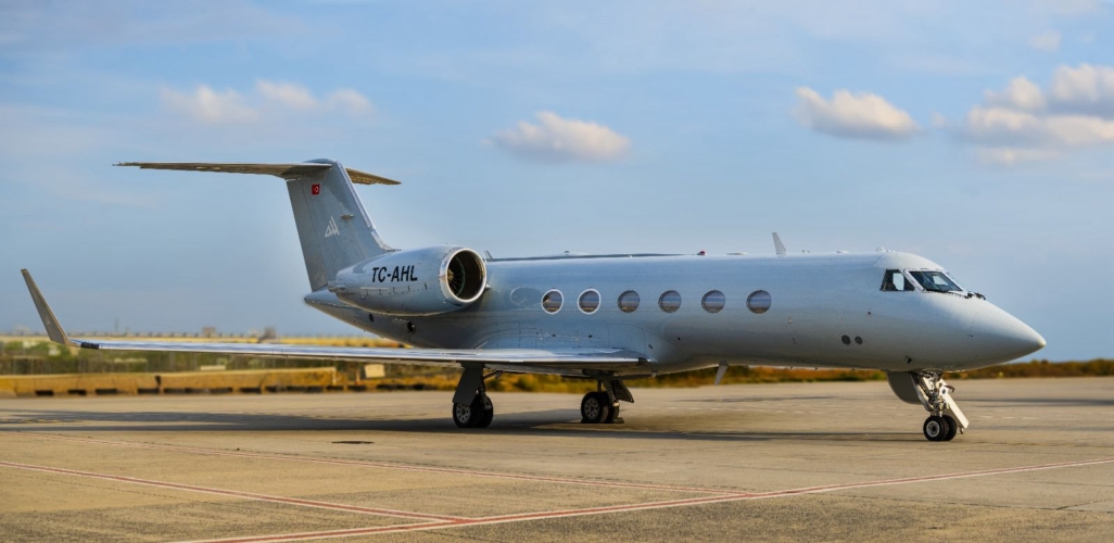 المظهر الخارجي لطائرة جلف ستريم G4 الخاصة الثقيلة متوقفة على مدرج المطار قبل رحلة طيران مستأجرة لكبار الشخصيات.