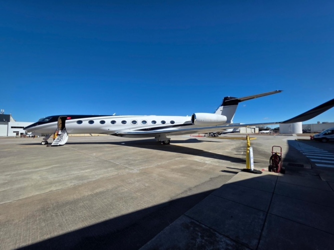 Внешний профиль сверхдальнего частного самолета Gulfstream G700, доминирующего на асфальте.