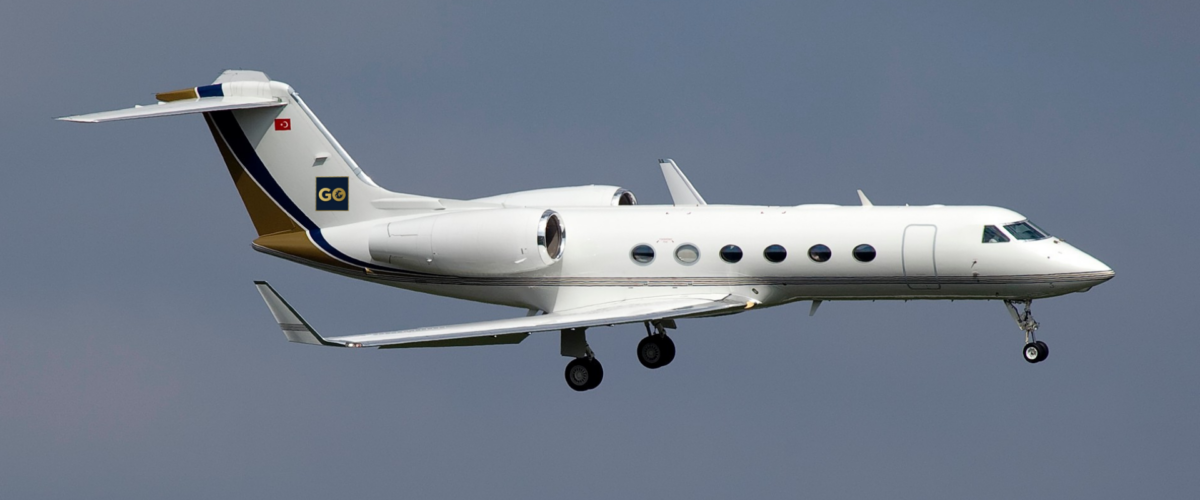 Vanjski profil teškog privatnog mlaznjaka Gulfstream IV-SP koji čeka na stajanci na VIP čarter let.