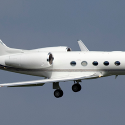 Vanjski profil teškog privatnog mlaznjaka Gulfstream IV-SP koji čeka na stajanci na VIP čarter let.