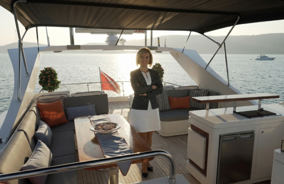 الدكتورة سيبل شيمشيك يازجي جالسة في صالون Azurit في يخت Ayem Motor Yacht في جوجيك.