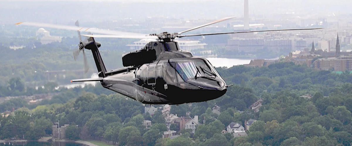 Vanjski pogled na srednji dvomotorni VIP helikopter Sikorsky S-76C++ koji čeka na poletnoj stazi na poslovni čarter.