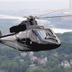 Vanjski pogled na srednji dvomotorni VIP helikopter Sikorsky S-76C++ koji čeka na poletnoj stazi na poslovni čarter.