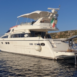 Iate a motor Rizzardi de 18 m Lo Scorpion disponível para charter em La Maddalena, Sardenha