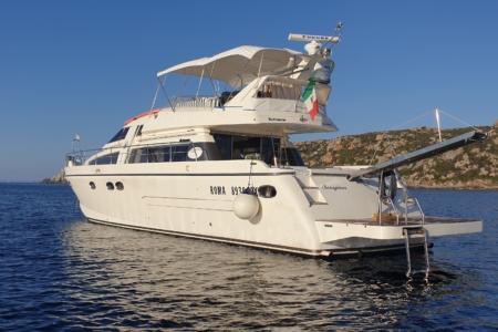 18m rizzardi motor yacht lo scorpion διαθέσιμο προς ναύλωση στη Λα Μανταλένα της Σαρδηνίας